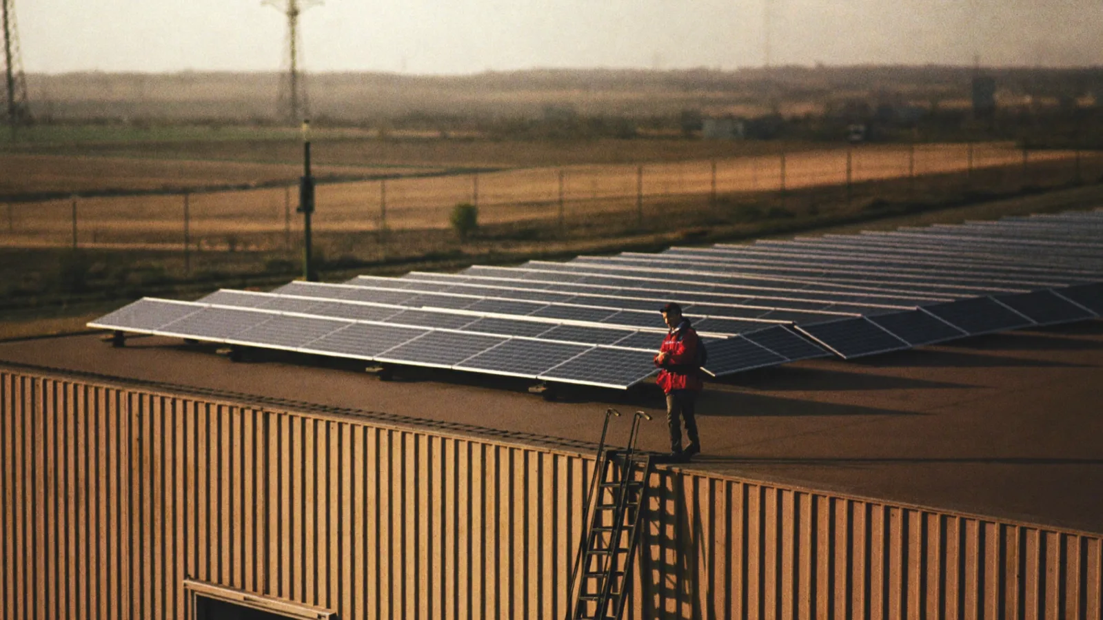 Pannelli fotovoltaici sul tetto di un capannone industriale nella luce del tardo pomeriggio